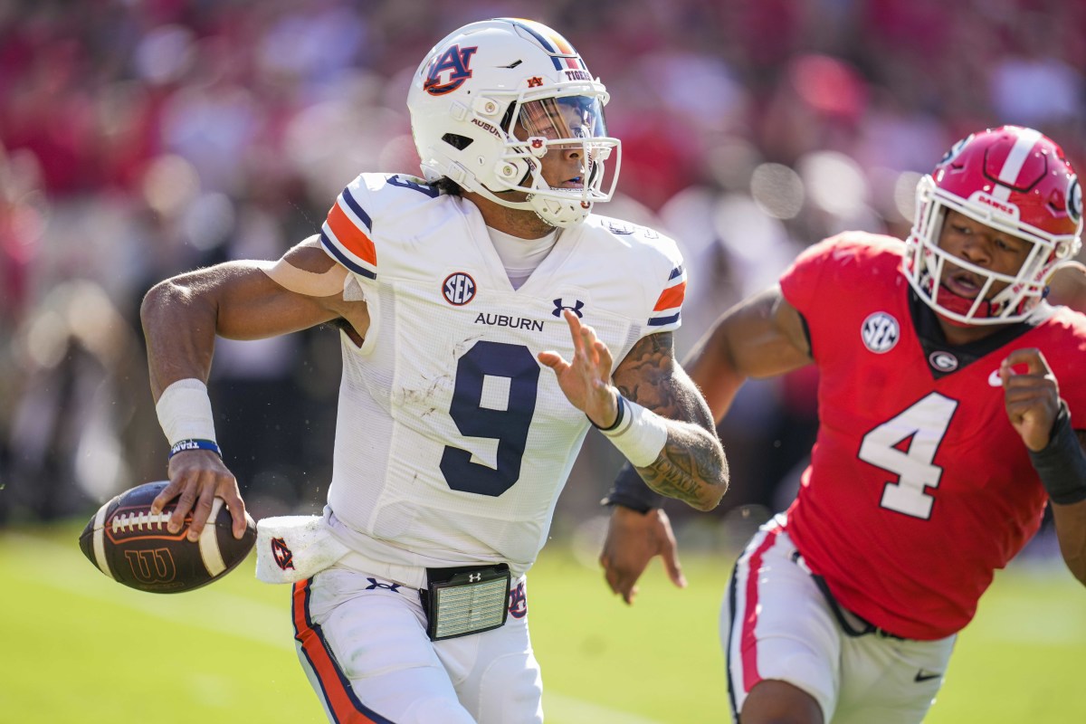 Robby Ashford scrambles against Georgia.